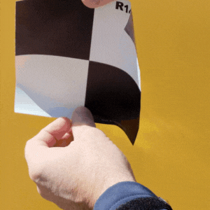 Cibles autocollantes scanner 3D montrant des marqueurs de référence carrés pour une meilleure précision topographique.