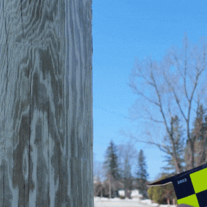 Cible réfléchissante d'arpentage haute précision 50mm x 50mm sur un poteau en bois, visible sur 2 faces