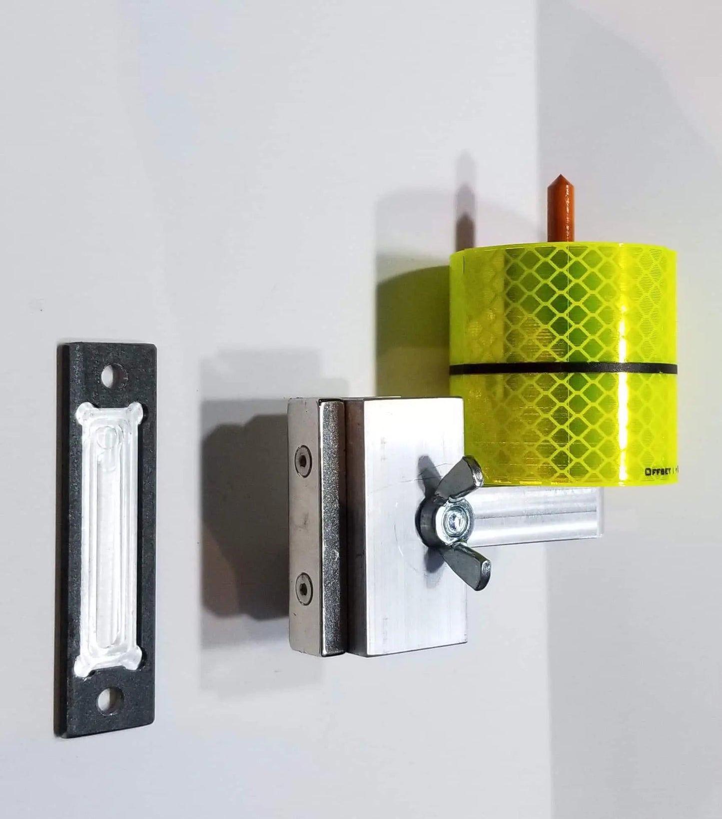 Cible d’arpentage réfléchissante 360° pour alignement assisté TDR360 avec support métallique.