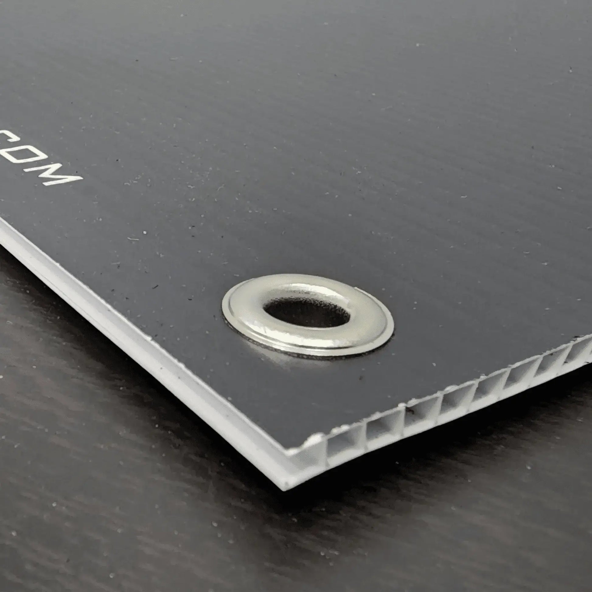 Cible drone haute visibilité T3000 avec design noir et blanc pour relevés topographiques précis.