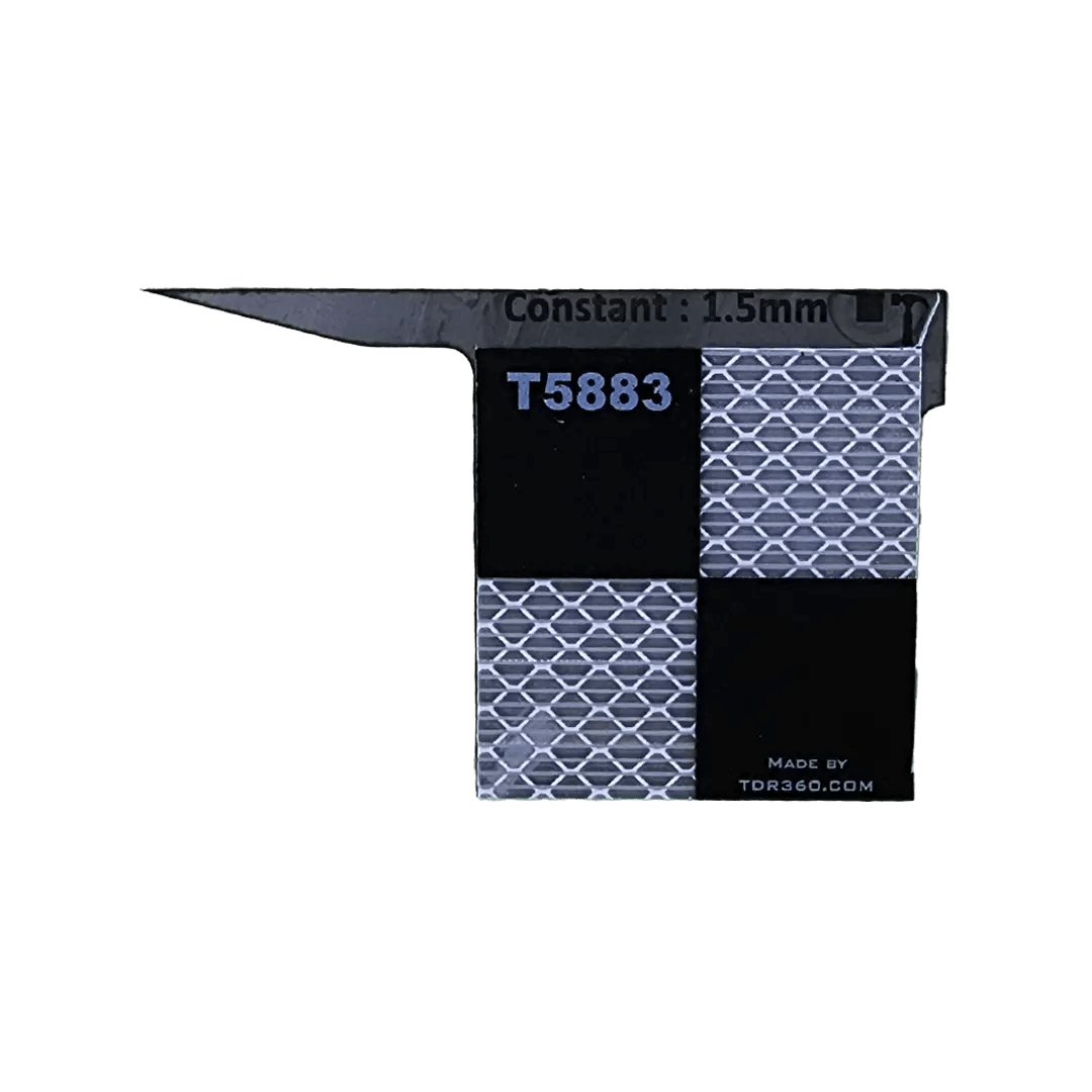 Cible réfléchissante d'arpentage haute précision 50mm x 50mm sur un poteau en bois, visible sur 2 faces