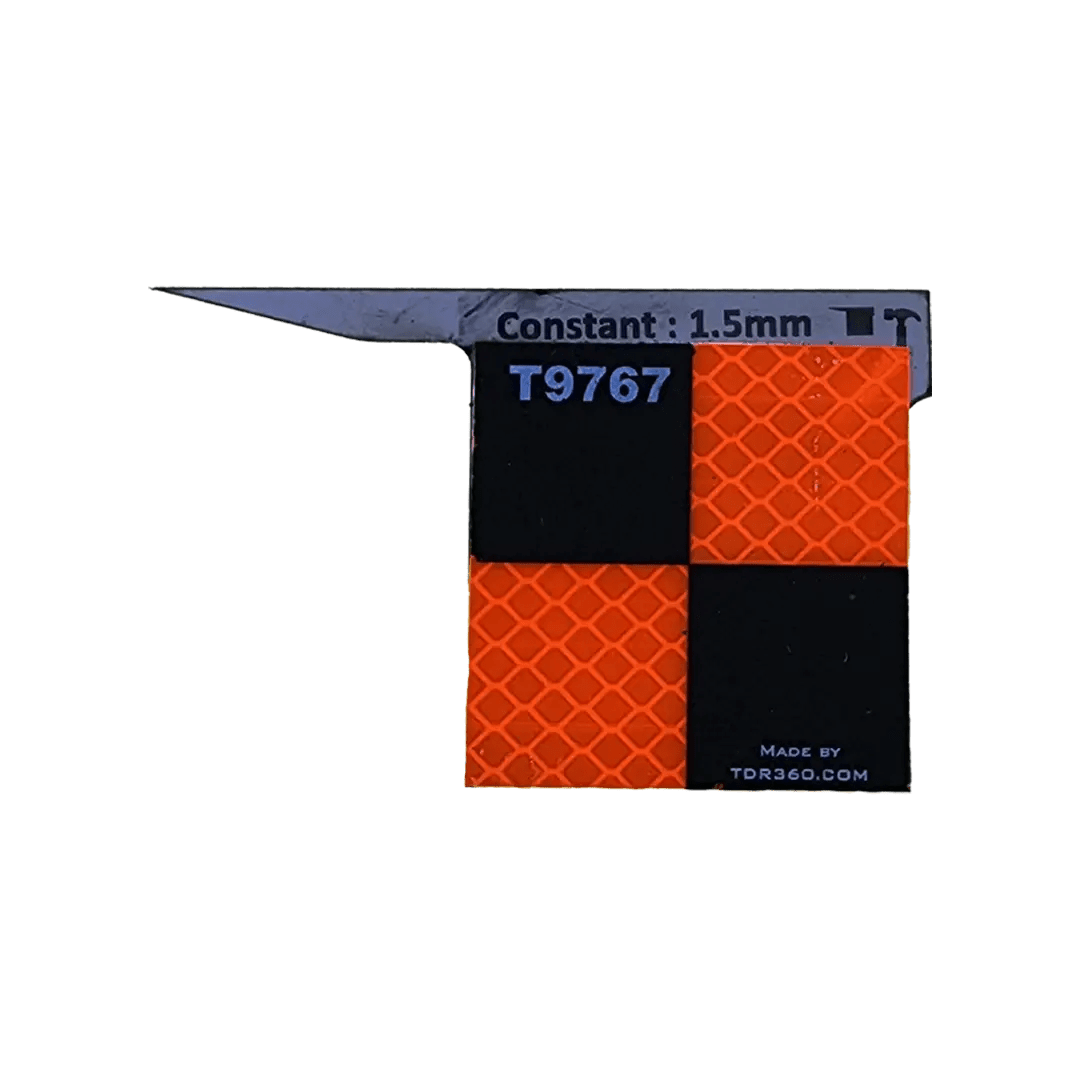 Cible réfléchissante d'arpentage haute précision 50mm x 50mm sur un poteau en bois, visible sur 2 faces