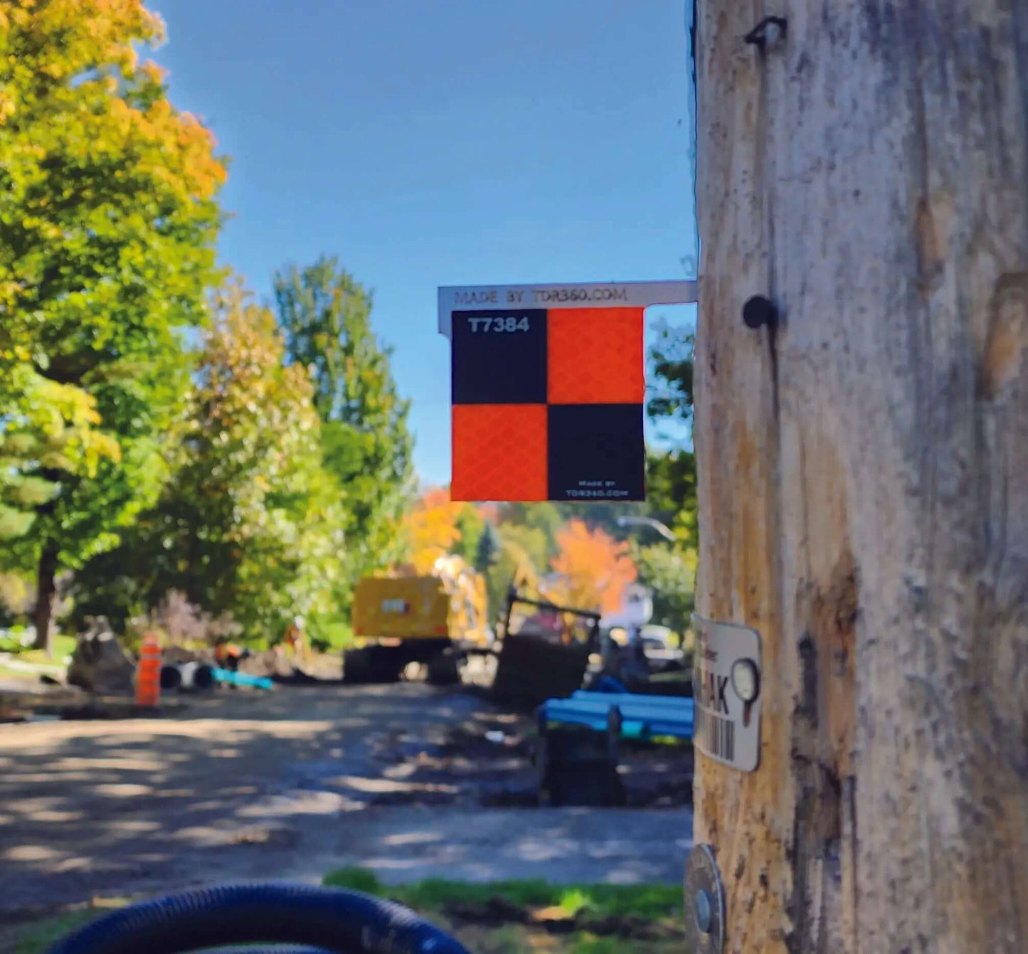 Cible réfléchissante d'arpentage haute précision 50mm x 50mm sur un poteau en bois, visible sur 2 faces