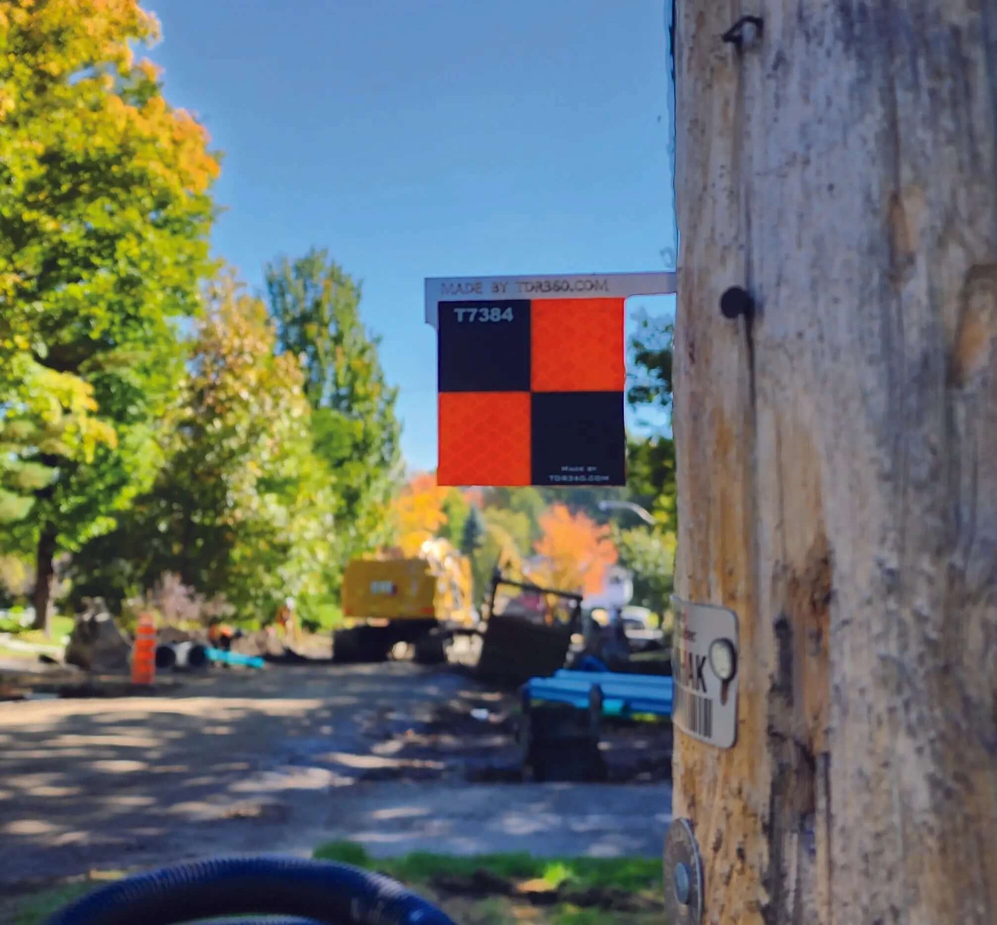 Cible réfléchissante d'arpentage haute précision 50mm x 50mm sur un poteau en bois, visible sur 2 faces