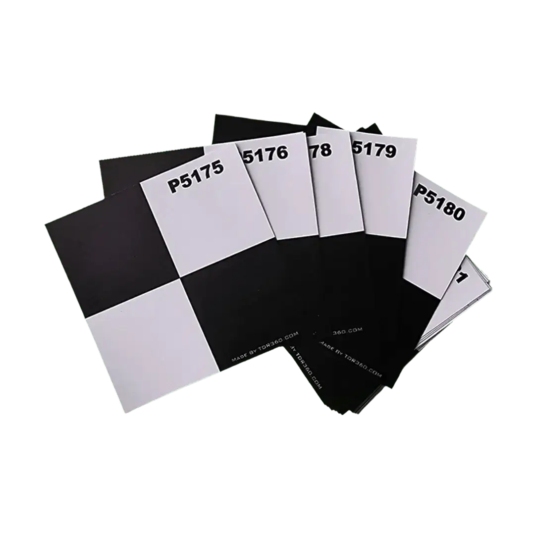 Cibles autocollantes scanner 3D montrant des marqueurs de référence carrés pour une meilleure précision topographique.